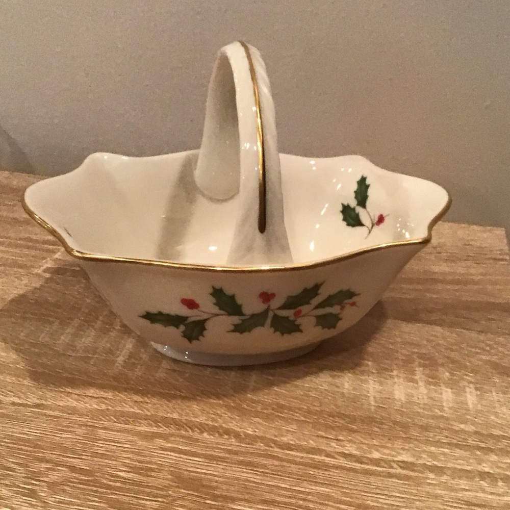 Lenox Holiday Small Basket with Gold Trim